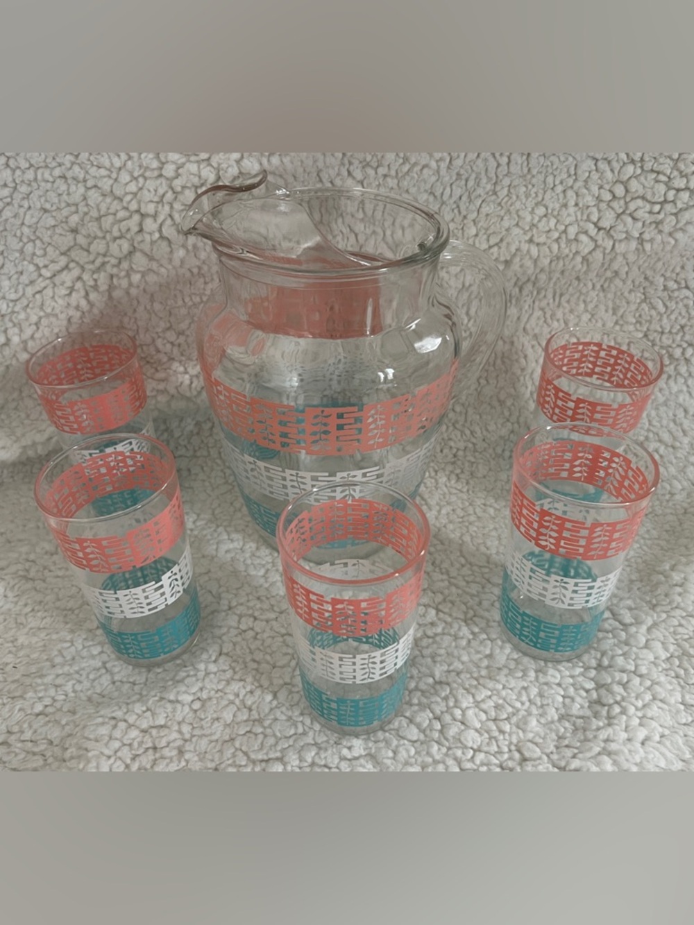 VINTAGE ANCHOR HOCKING "PEAKABOO LEAF” 9” PITCHER AND (5) 5 INCH GLASSES, 1960